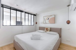 1 habitación, tabla de planchar con plancha, cuna de viaje y wifi 