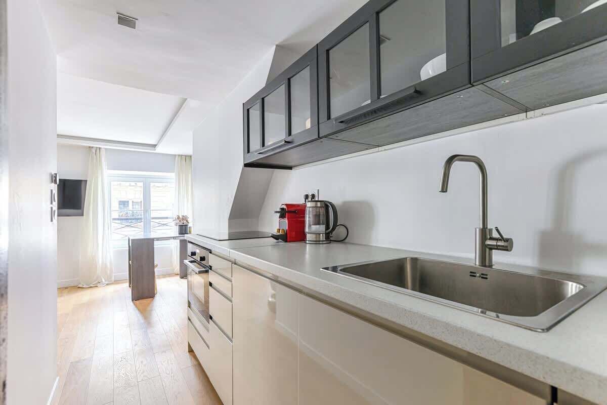 Fridge, microwave, oven, coffee/tea maker