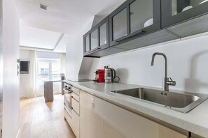 Refrigerador, microondas, horno y cafetera y tetera 