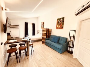 Suite Jacuzzi 2 | Living area | TV - 5 Terre hub suite (La Spezia)