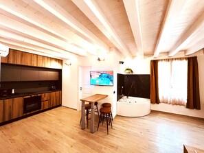 Suite Jacuzzi 1 | Opholdsområde | Tv