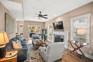 Huis, Meerdere bedden, terras, uitzicht op tuin (609 Porpoise) | Woonruimte | Een 42-inch flatscreentelevisie met digitale zenders