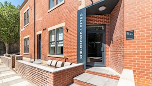 Ein Backsteinhaus mit einem Schild, auf dem „CHELMSFORD LOFTS“ steht.