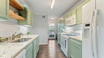 Refrigerador, microondas, horno y parrilla de estufa