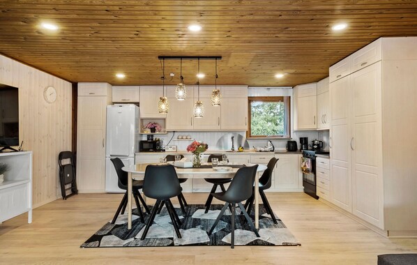 Fridge, stovetop, dishwasher, coffee/tea maker - Stunning home in Storvorde with WiFi (Storvorde)