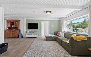 Smart TV, chimenea, estéreo