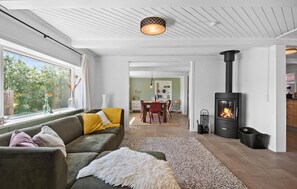 Smart TV, fireplace, stereo