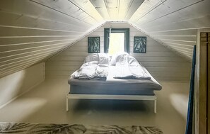 Travel crib, free WiFi