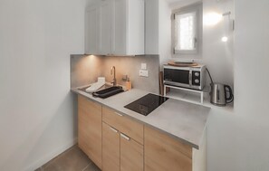Réfrigérateur, micro-ondes, batterie de cuisine, vaisselle et ustensiles
