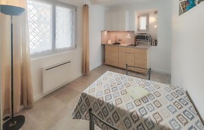 Refrigerador, microondas y utensilios de cocina 