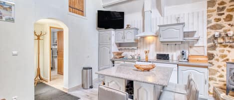 Fridge, stovetop, dishwasher, coffee/tea maker