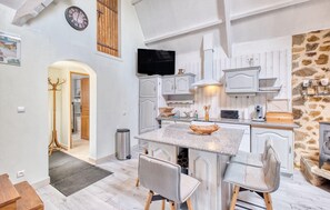 Fridge, microwave, stovetop, dishwasher - Superbe maison piscine privée (Payzac)
