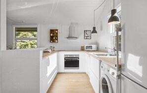 Kühlschrank, Geschirrspüler, Wasserkocher mit Kaffee-/Teezubehör