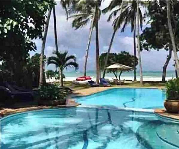 Pool - Tulua House on Galu Beach: Private Villa @ Tamani (Diani)