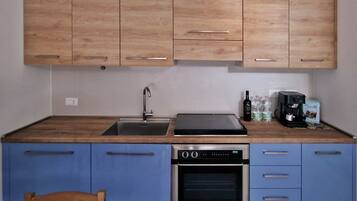 Kühlschrank, Ofen, Herdplatte, Wasserkocher mit Kaffee-/Teezubehör