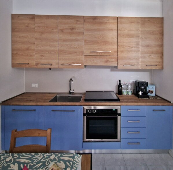 Fridge, oven, stovetop, coffee/tea maker