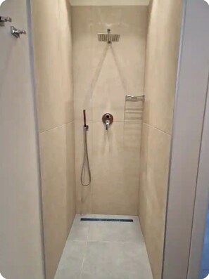 Dusche, Haartrockner, Bidet, Handtücher