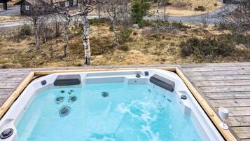 Bañera de hidromasaje al aire libre