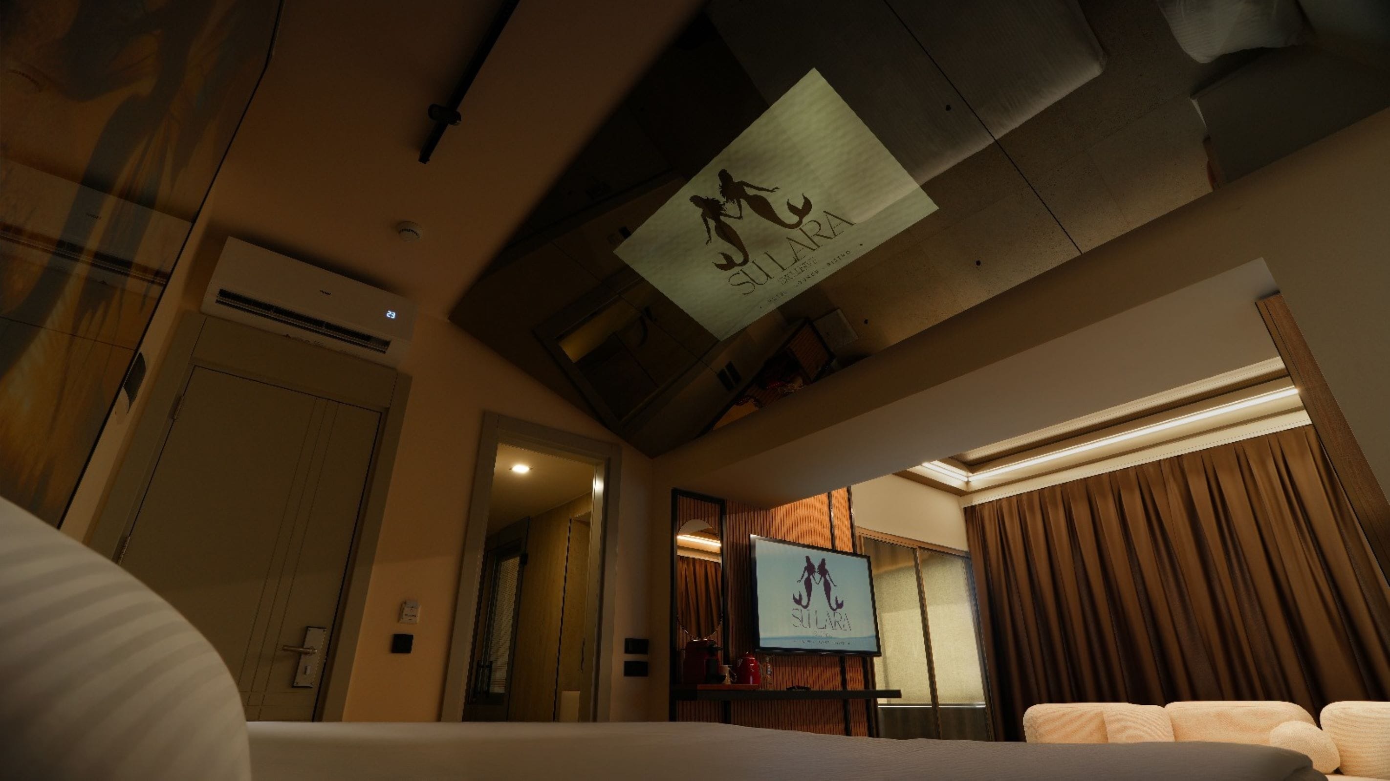 Une chambre d’hôtel avec un lit, une télévision et un plafond muni d’un luminaire.
