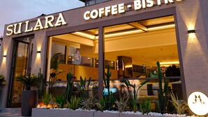 Um edifício moderno com uma placa indicando 'Sulara Coffee Bistro' e 'Exclusive' em cima.