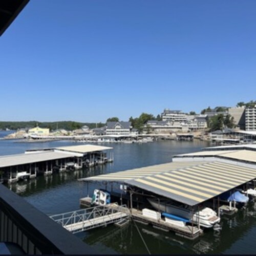 Charming Condo 2BR/2BA condo w/pool & beautiful view in wonderful Osage Beach!