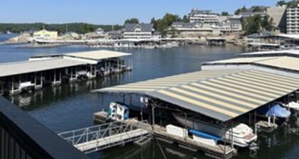 Charming Condo 2BR/2BA condo w/pool & beautiful view in wonderful Osage Beach!