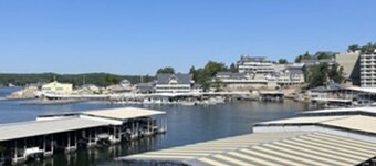 Charming Condo 2BR/2BA condo w/pool & beautiful view in wonderful Osage Beach!