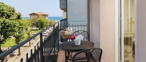 Basic Apartment | Terrace/patio