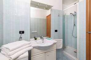 Family Apartment | Bilik Mandi | Pancuran mandi, hulu semburan mandi hujan, pengering rambut, bidet 
