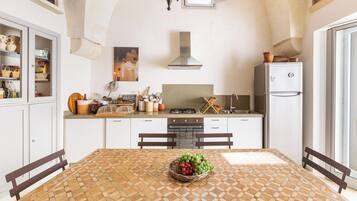 Frigorifero, forno, piano cottura, lavastoviglie