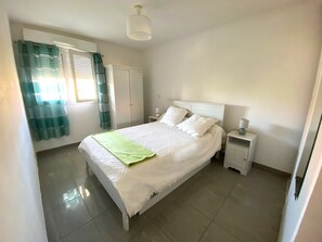 1 bedroom, bed sheets