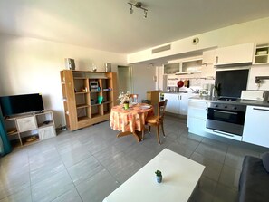 Kühlschrank, Ofen, Herdplatte, Wasserkocher