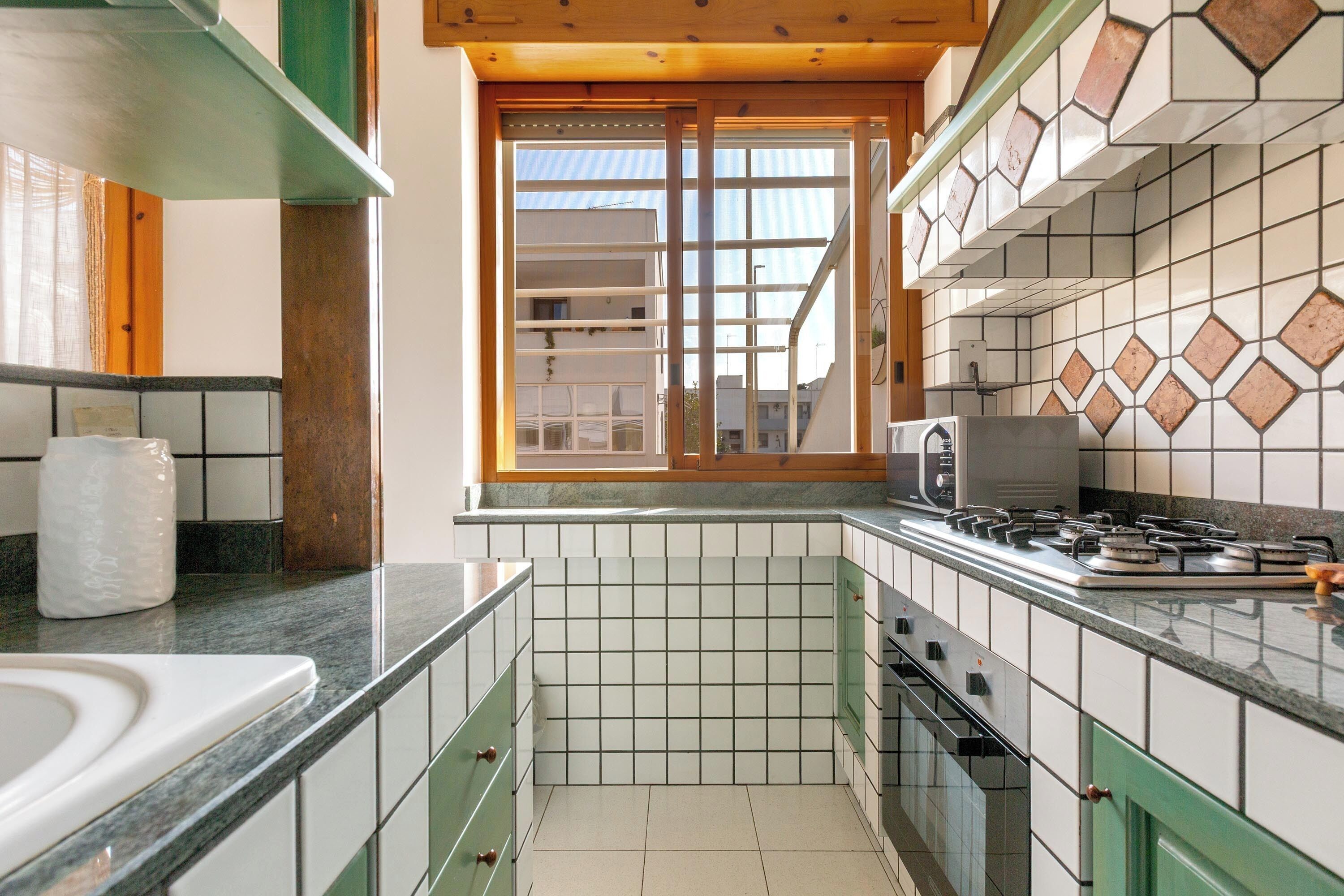 冷蔵庫、オーブン、コンロ、食器洗い機