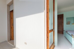 1 habitación, tabla de planchar con plancha y acceso a internet 