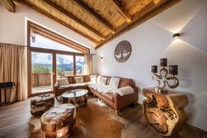 Chalet | Living area - Chalet in Neukirchen Near Ski Arena Wildkogel (Neukirchen am Grossvenediger)