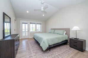 3 makuuhuonetta, työpöytä, silitysrauta/-lauta, ilmainen Wi-Fi