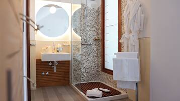 Asciugacapelli, bidet, asciugamani, sapone