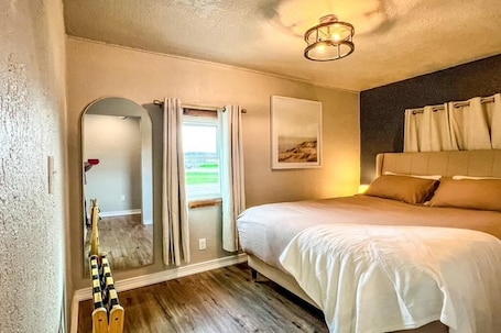 1 bedroom, WiFi, bed sheets. Tiny Excursion Cabin 1 - Superior Snug