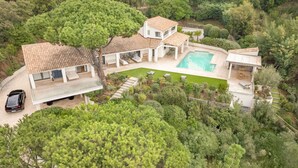 A two-story house with a swimming pool, surrounded by lush greenery and a car parked in front. - Villa Maeva in Cavalaire-sur-mer (Cavalaire-sur-Mer)