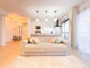 A modern living room with a beige sofa, a fluffy white rug, and pendant lights. - 310 Le Dor in Cannes (Cannes)