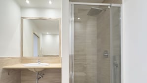 A modern bathroom with a sink, mirror, and glass-enclosed shower. - 2A Tony Allard in Cannes (Cannes)