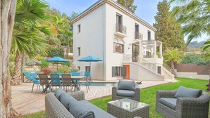 A two-story house with a pool, outdoor furniture, and a staircase leading to the upper floor. - 007 Villa Deva in Cannes (Cannes)
