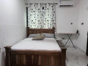 1 slaapkamer, een strijkplank/strijkijzer, wifi, beddengoed