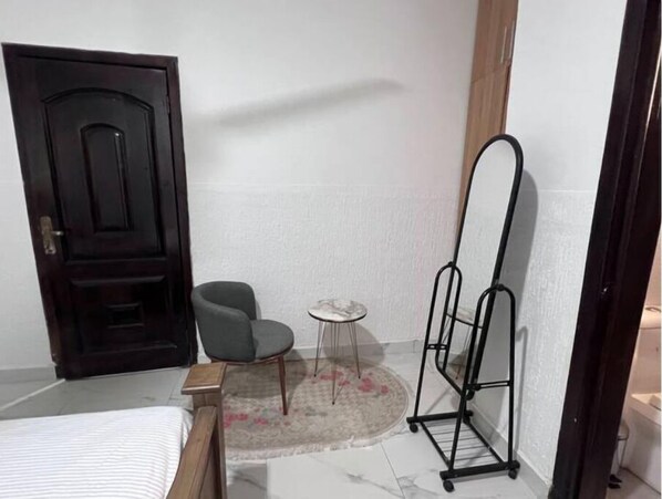 1 dormitorio, tabla de planchar con plancha, wifi y ropa de cama