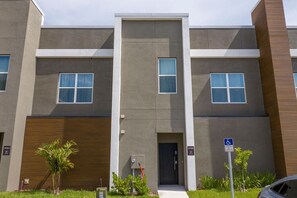 Exterior - convenient location clean & safe modern home (Kissimmee)