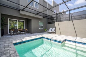 Een verwarmd zwembad