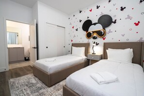 5 bedrooms, iron/ironing board, free WiFi, bed sheets - convenient location clean & safe modern home (Kissimmee)