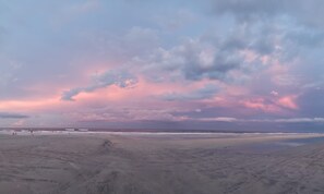 Une plage avec une vaste étendue de sable et une mer calme.