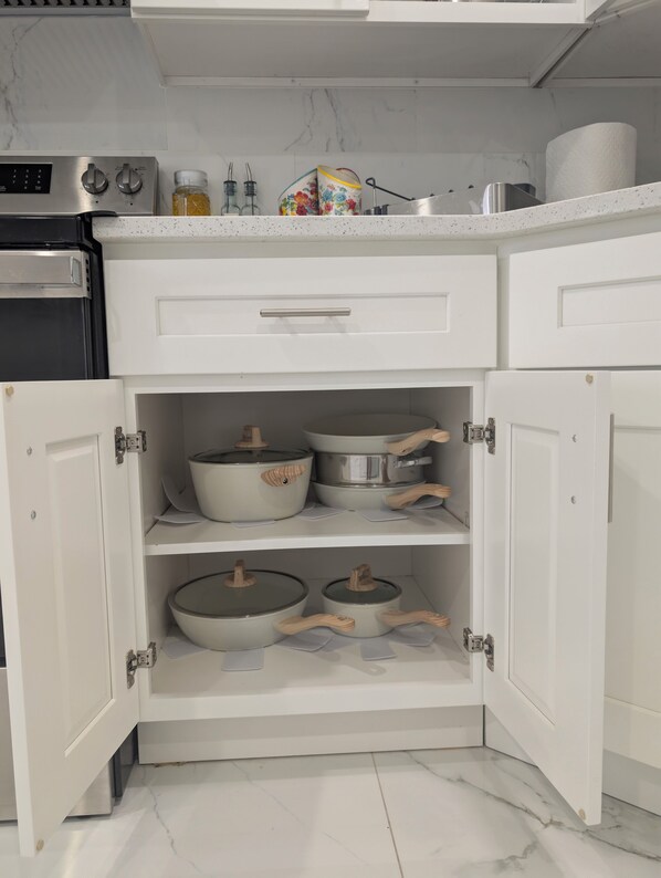 冷蔵庫、電子レンジ、オーブン、コンロ