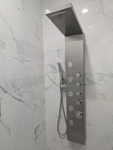 Modern Comfort - Minimal Style
Entire guest suite in Elmont, New York